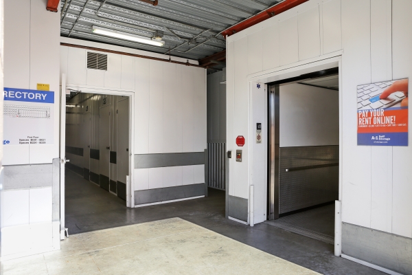 Facility photo: //images.sparefoot.com/medium/23352965403a2ad32ca.jpg