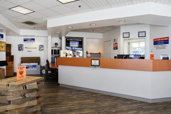 Facility photo: //images.sparefoot.com/medium/23352965403ad6a732c.jpg