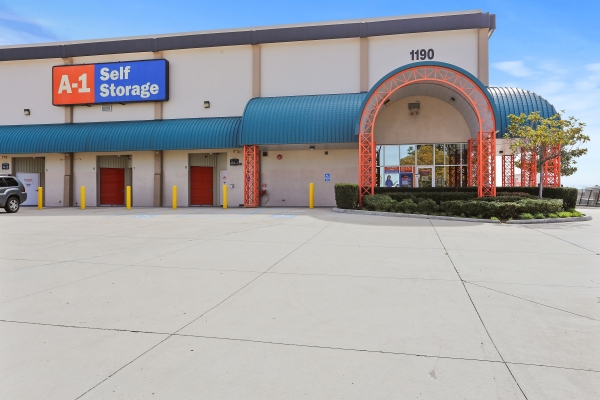 Facility photo: //images.sparefoot.com/medium/2335596568d9a5e18df.jpg