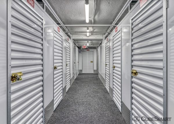 Facility photo: //images.sparefoot.com/medium/233650688c6fd0ab719.jpg