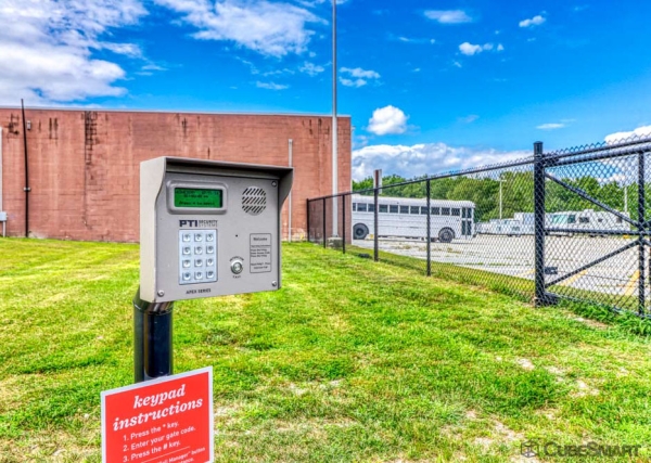 Facility photo: //images.sparefoot.com/medium/2336706971ee9ada83e.jpg