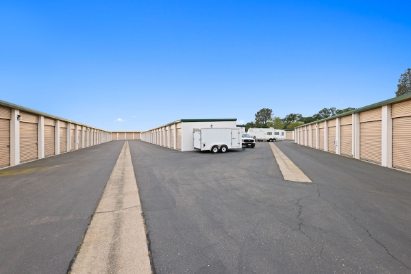 Facility photo: //images.sparefoot.com/medium/233674663b95c3641f5.jpg