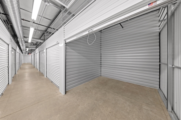 Facility photo: //images.sparefoot.com/medium/233674663b95c5b275d.jpg