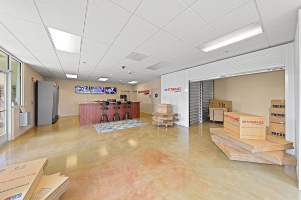 Facility photo: //images.sparefoot.com/medium/233674663b95cad44fa.jpg