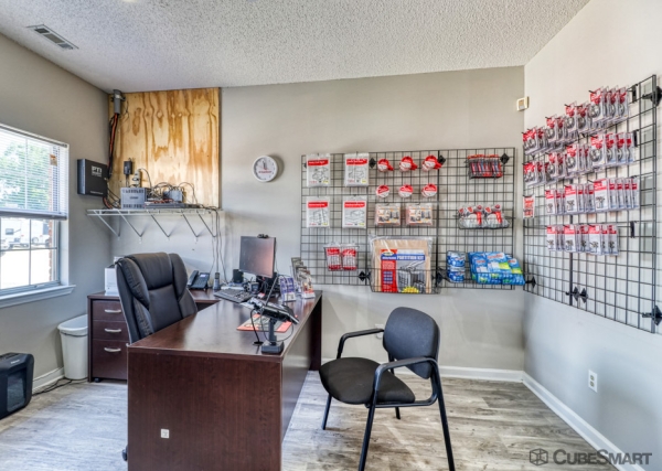 Facility photo: //images.sparefoot.com/medium/233688687f417780292.jpg