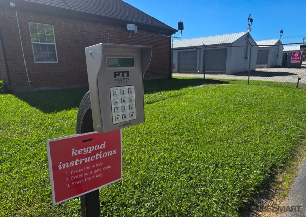 Facility photo: //images.sparefoot.com/medium/233688691ed7136f80c.jpg