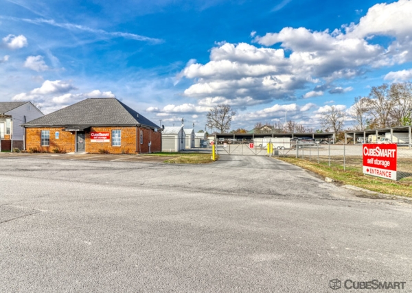 Facility photo: //images.sparefoot.com/medium/233688692fecaf10710.jpg