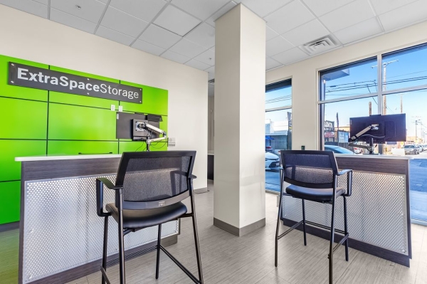 Facility photo: //images.sparefoot.com/medium/2337346994325e1e8a0.jpg