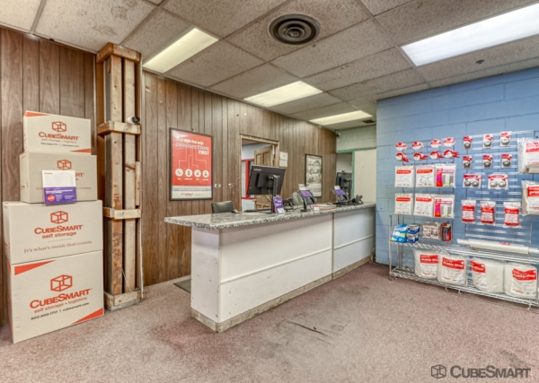 Facility photo: //images.sparefoot.com/medium/23378769fc4614638d4.jpg