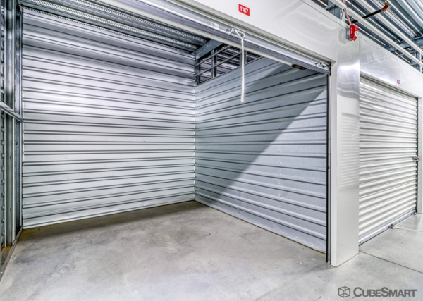 Facility photo: //images.sparefoot.com/medium/233802689066476a0f5.jpg