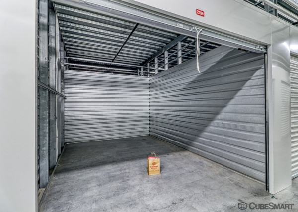 Facility photo: //images.sparefoot.com/medium/233809688b2200d0327.jpg