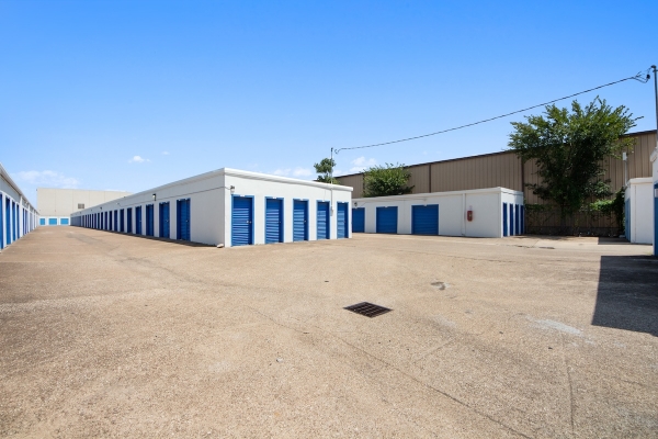 Storage Units at US Storage Centers - Dallas Willowbrook Rd - 2601 Willowbrook Road