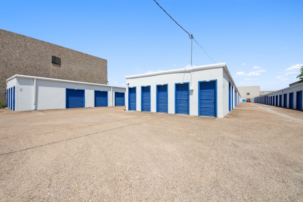 Storage Units at US Storage Centers - Dallas Willowbrook Rd - 2601 Willowbrook Road