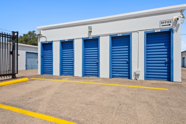 Storage Units at US Storage Centers - Dallas Willowbrook Rd - 2601 Willowbrook Road