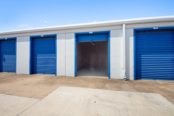 Storage Units at US Storage Centers - Dallas Willowbrook Rd - 2601 Willowbrook Road