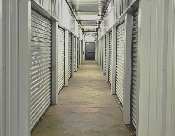Facility photo: //images.sparefoot.com/medium/23397869e8b921c195d.jpg