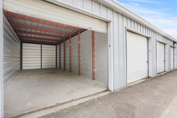 Facility photo: //images.sparefoot.com/medium/2341966862cded7a7e9.jpg