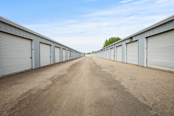 Facility photo: //images.sparefoot.com/medium/2341966862cdf5adba6.jpg