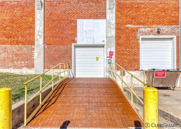 Facility photo: //images.sparefoot.com/medium/2342126943bfa39b917.jpg