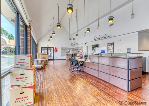 Facility photo: //images.sparefoot.com/medium/234346691ee44053ba0.jpg