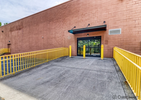 Facility photo: //images.sparefoot.com/medium/234346691ee4484969b.jpg