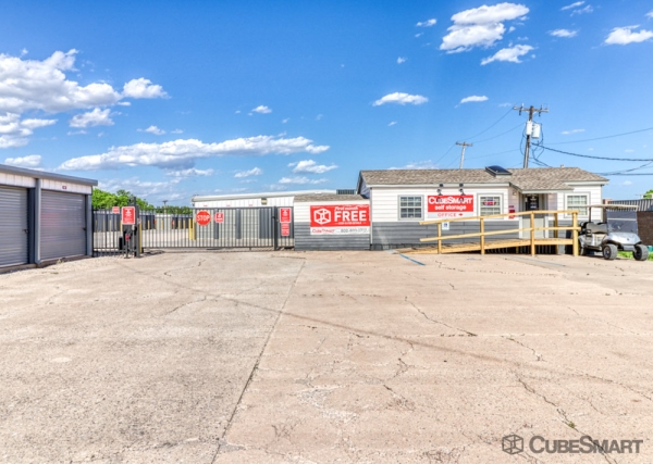 Facility photo: //images.sparefoot.com/medium/234472688b2f7d44292.jpg