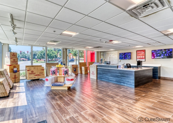 Facility photo: //images.sparefoot.com/medium/234489691ef447c8795.jpg