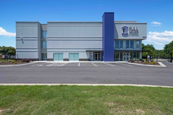 Facility photo: //images.sparefoot.com/medium/234517689dd653d0266.jpg