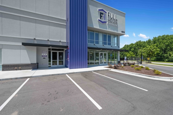 Facility photo: //images.sparefoot.com/medium/234517689ddeaa3d20f.jpg