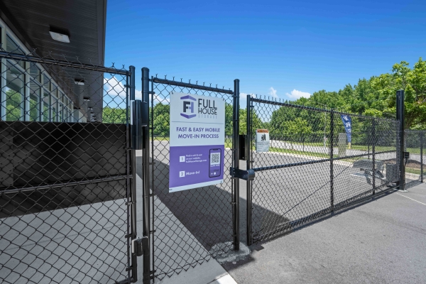 Facility photo: //images.sparefoot.com/medium/234517689ddec9aa98e.jpg