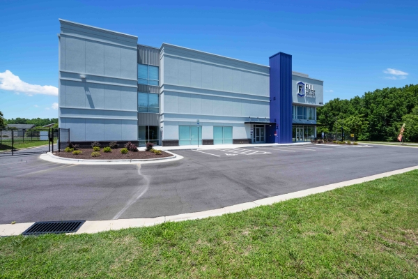 Facility photo: //images.sparefoot.com/medium/234517689dded01c72e.jpg