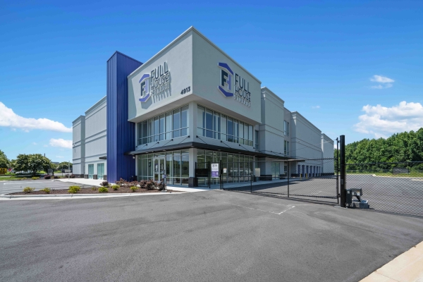 Facility photo: //images.sparefoot.com/medium/234517689ddee2cea77.jpg