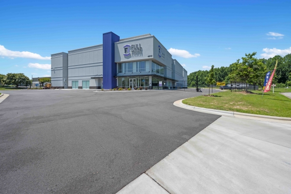 Facility photo: //images.sparefoot.com/medium/234517689ddf3ed806d.jpg