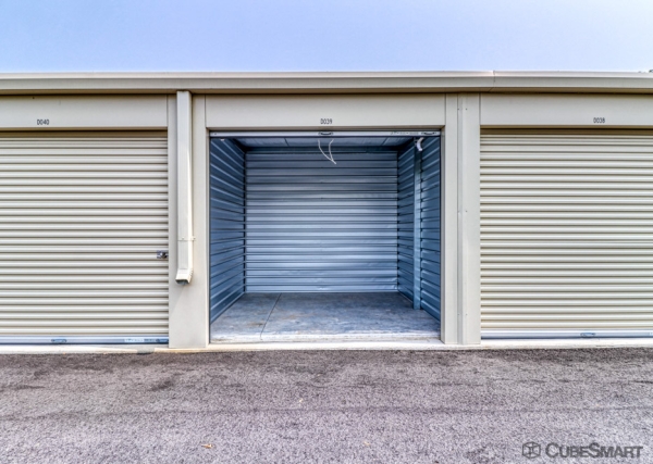 Facility photo: //images.sparefoot.com/medium/2345796880851945aa8.jpg