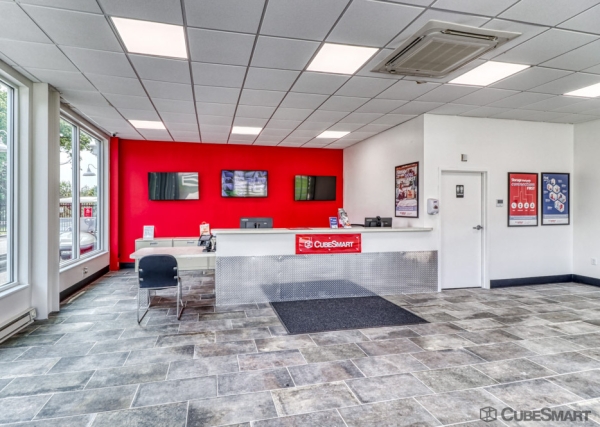 Facility photo: //images.sparefoot.com/medium/234579695f6233eaebd.jpg