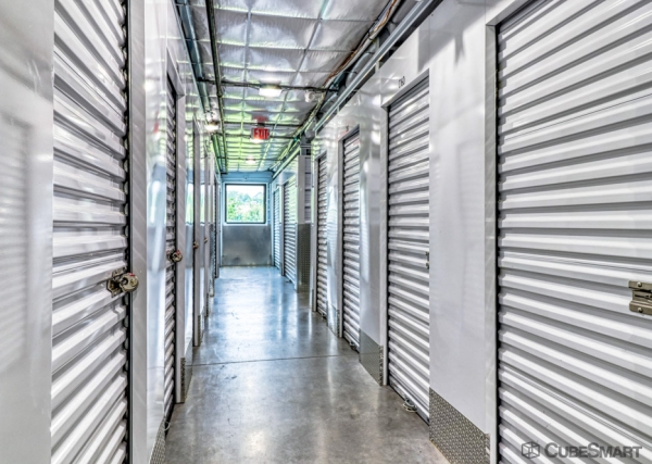 Facility photo: //images.sparefoot.com/medium/234580691eca971ae34.jpg