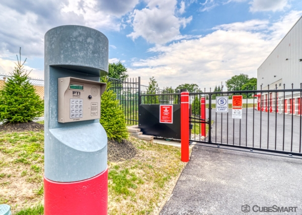 Facility photo: //images.sparefoot.com/medium/234581686f851c57b90.jpg