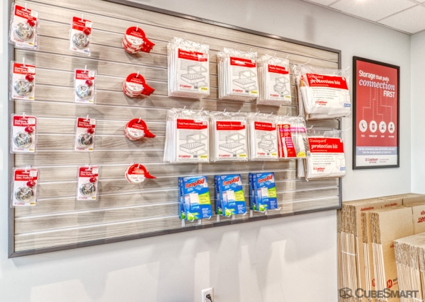 Facility photo: //images.sparefoot.com/medium/23458168834ce639d38.jpg