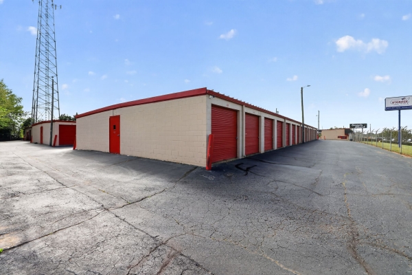 Facility photo: //images.sparefoot.com/medium/2346346a0dfa74d809d.jpg