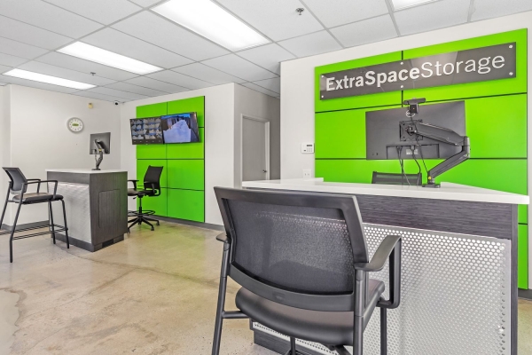 Facility photo: //images.sparefoot.com/medium/23477569942f8c3858f.jpg