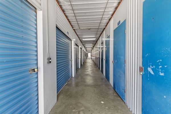 Facility photo: //images.sparefoot.com/medium/23477569942f8e90b95.jpg