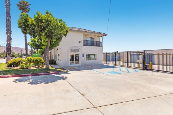 Facility photo: //images.sparefoot.com/medium/23477569942f8f9a4f8.jpg