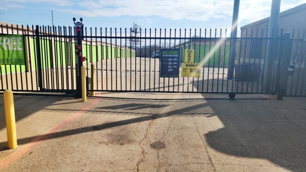 Facility photo: //images.sparefoot.com/medium/23479869d796d937ede.jpg