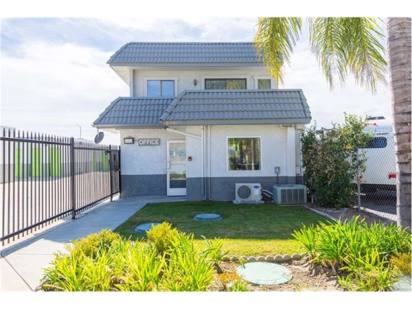 Facility photo: //images.sparefoot.com/medium/234850699433180ce87.jpg