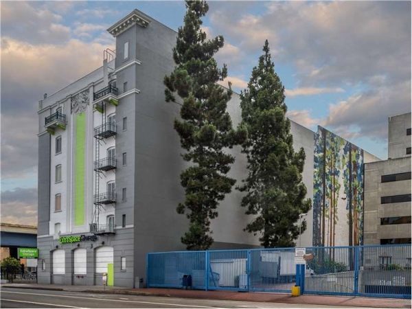 Facility photo: //images.sparefoot.com/medium/2348556994343f2ce5e.jpg