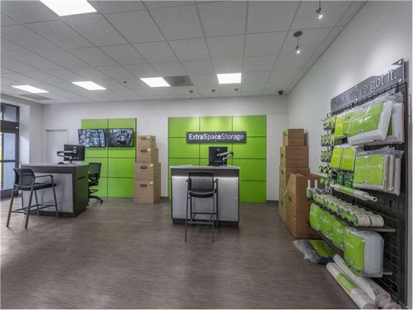 Facility photo: //images.sparefoot.com/medium/23485569943440bb0d0.jpg