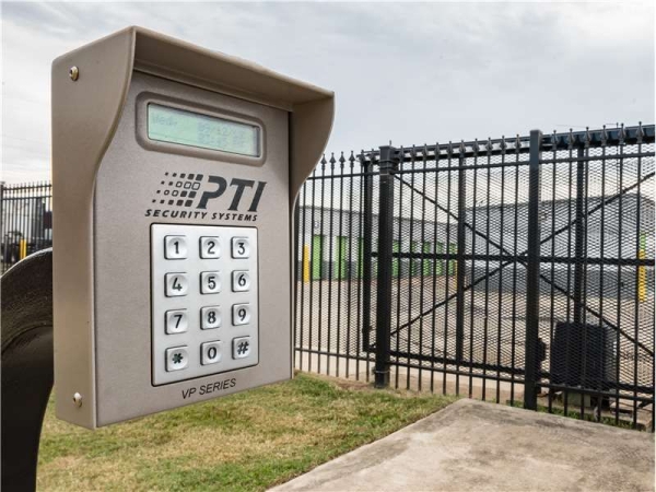 Storage Units at Extra Space Storage - 1756 - Memphis - Hollywood St - 2555 North Hollywood Street