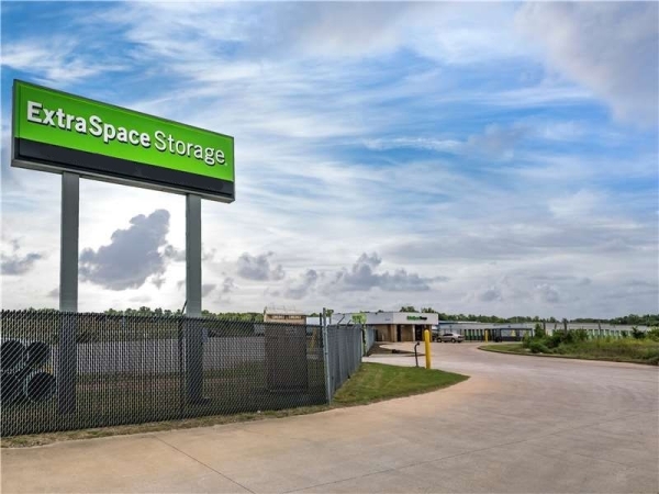 Storage Units at Extra Space Storage - 1756 - Memphis - Hollywood St - 2555 North Hollywood Street