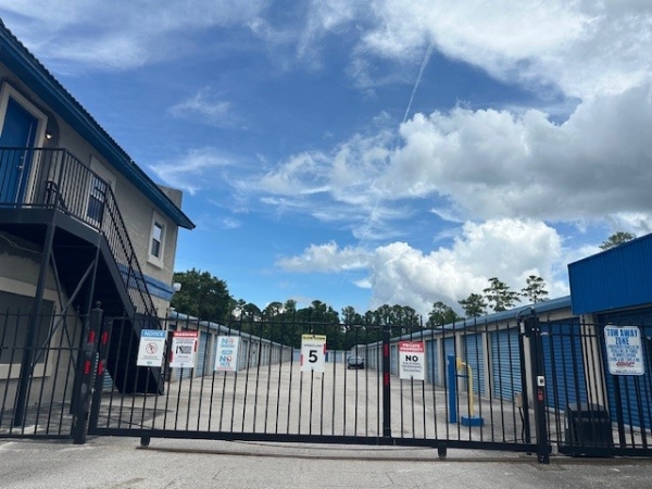 Facility photo: //images.sparefoot.com/medium/2349296951f72e83608.jpg