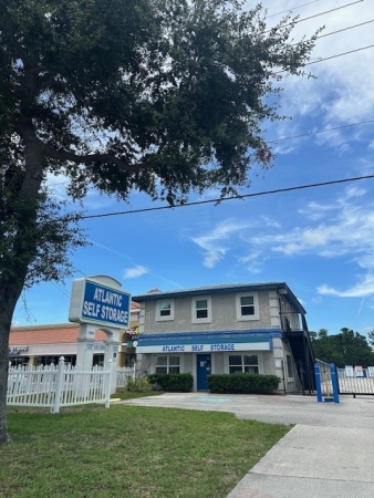 Facility photo: //images.sparefoot.com/medium/2349296951f72fee98c.jpg